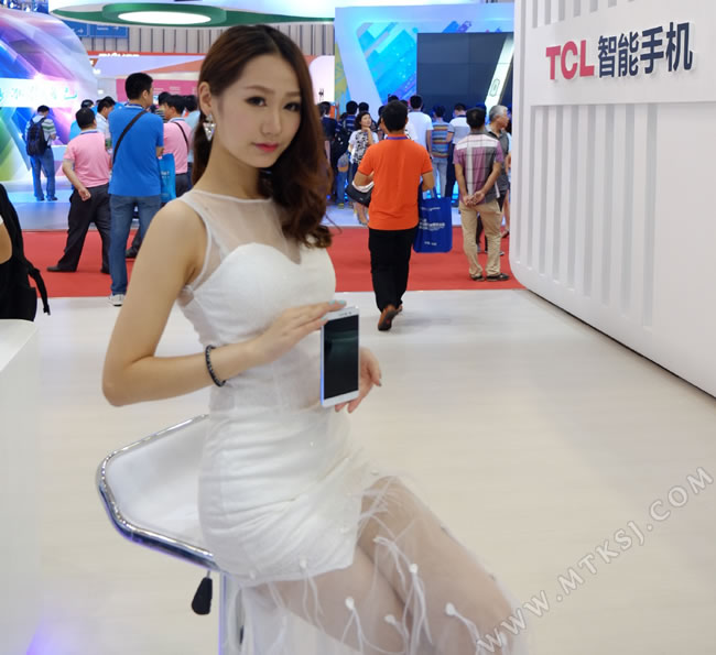 TCL P606L - симпатичный смартфон с поддержкой большинства стандартов