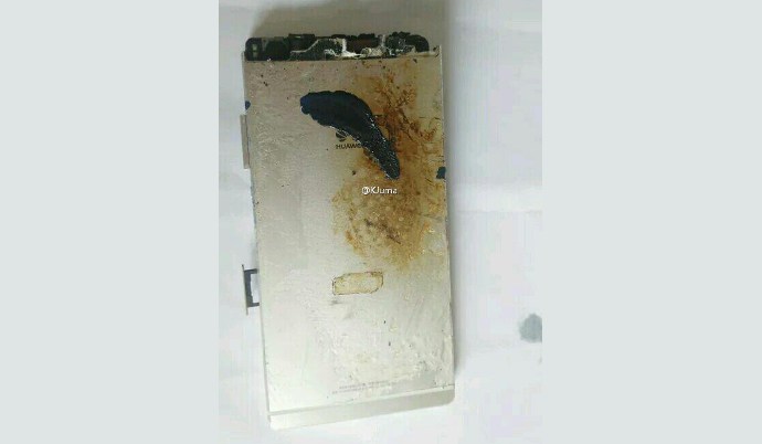 В Weibo появились фотографии сгоревшего смартфона Huawei