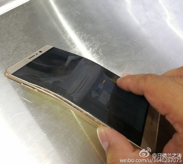 Huawei Mate 9 погнули дверью