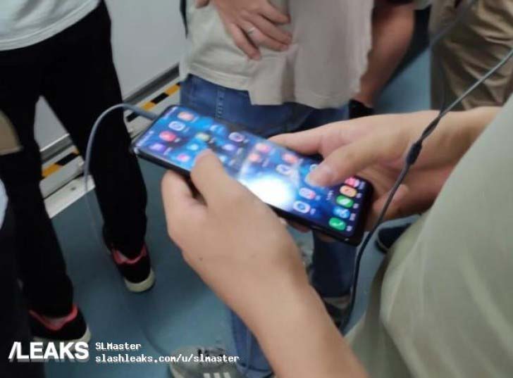 Безрамочный концептуальный смартфон Vivo Nex показали на фото