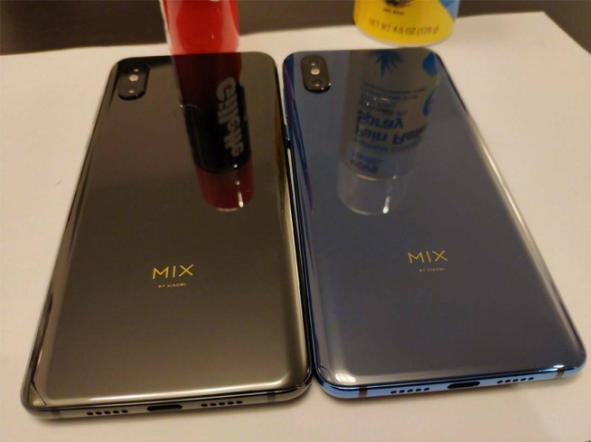 Смартфон Xiaomi Mi Mix 3 показали на "живых" фотографиях