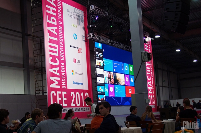 Китайцы на выставке CEE 2013 (Huawei)