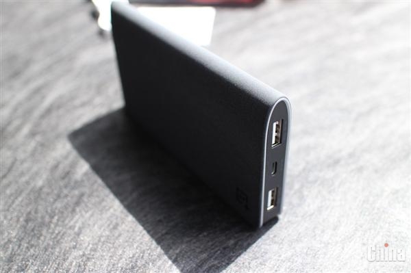 Фотообзор павербанк OnePlus черный песчаник