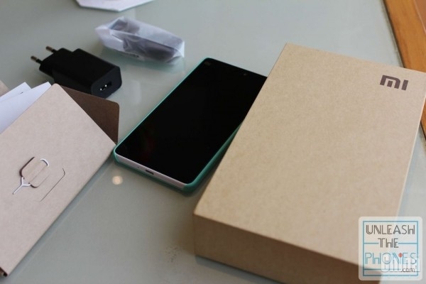 Видео распаковки Xiaomi Mi4i и аксессуары