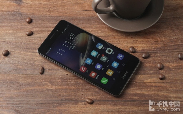 Huawei представила недорогой металлический смартфон Honor 5C