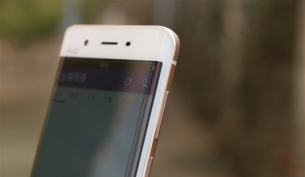 Xiaomi и Huawei выпустят смартфоны с изогнутым дисплеем в сентябре