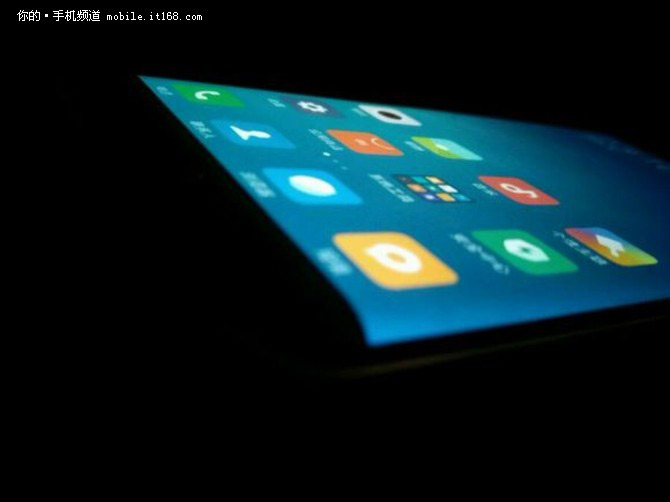 Изогнутый дисплей Xiaomi Mi Note 2 засветился на фото