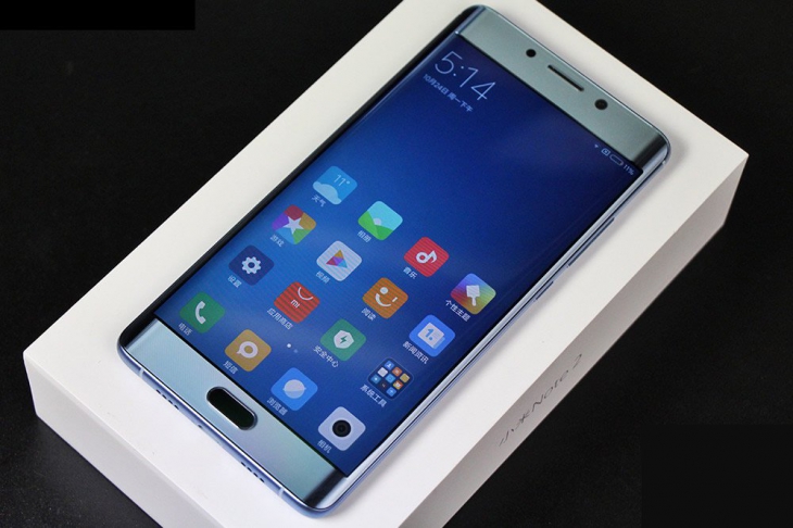 Xiaomi Mi Note 2 заморозили и бросили с большой высоты