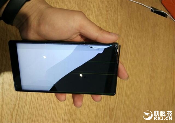 Последствия падения Xiaomi Mi Mix на пол