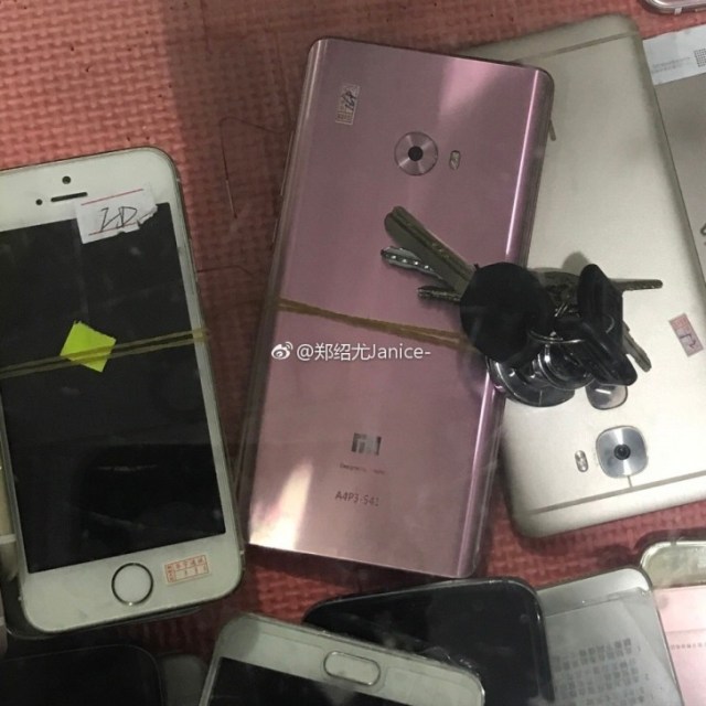 Опубликовано фото розового Xiaomi Mi Note 2