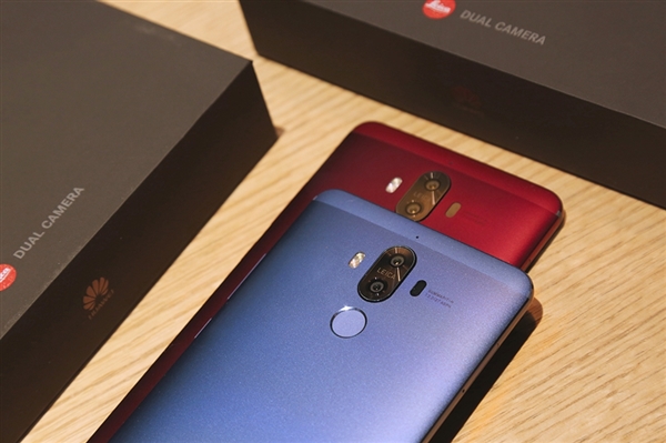Появились фотографии синего и красного Huawei Mate 9