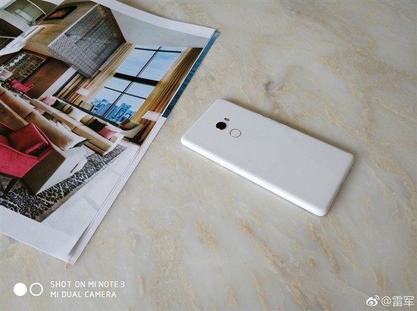 Лей Цзюн показал, как выглядит белый Xiaomi Mi Mix 2