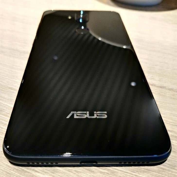 Asus Zenfone 5 Lite появился на фото и рендерах