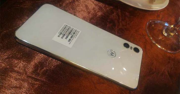 Motorola One в белом цвете показали на "живых" фото