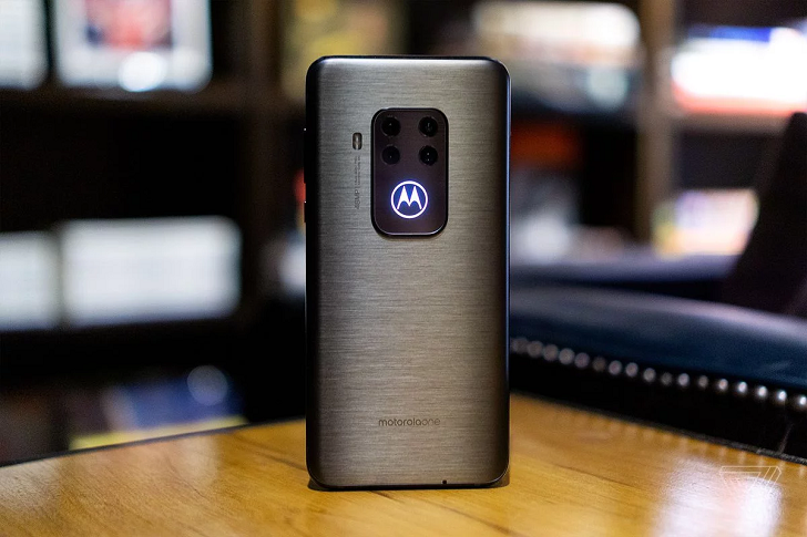 Motorola One Zoom – смартфон с продвинутой камерой за 429 евро