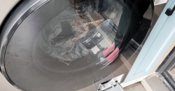 Китаянка постирала Huawei Mate 40 Pro и iPhone 12 в стиральной машинке