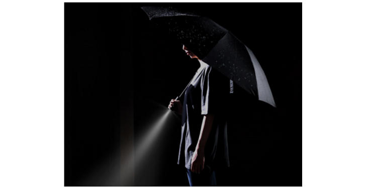 Xiaomi представила зонт с фонариком