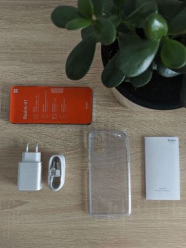 Распаковка и небольшой обзор смартфона Redmi 9T за 5552 гривен