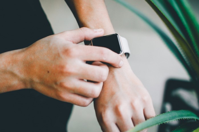 Новая версия Apple Watch сможет измерять температуру тела человека