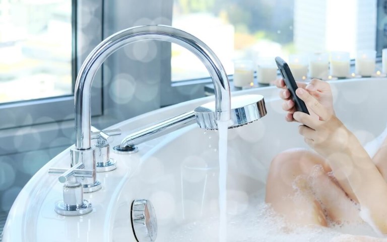 Эксперт объяснил, почему нельзя идти со смартфоном в ванную