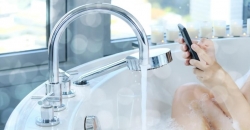 Эксперт объяснил, почему нельзя идти со смартфоном в ванную