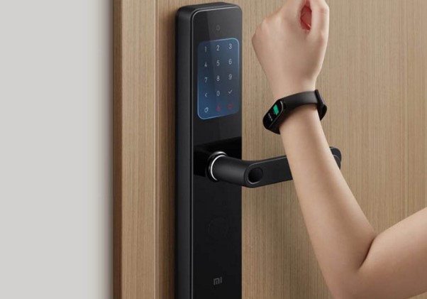 Xiaomi представила новую версию умного дверного замка Smart Door Lock M20 со встроенной камерой