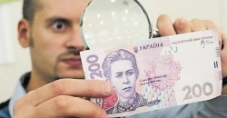 Українці масово знаходять в себе фальшиві гривні та долари: банки розводять руками