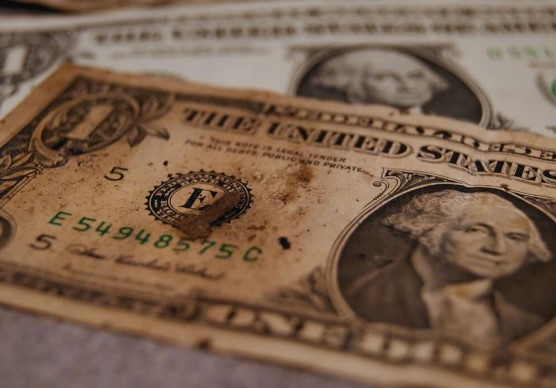 Банки и обменники получили право не принимать некоторые доллары: о каких банкнотах идет речь