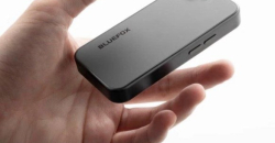 Справжній "компакт": у Китаї випустили 4-дюймовий смартфон Bluefox NX1