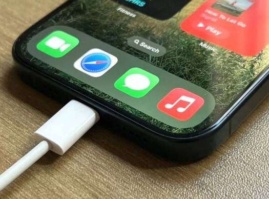Стало відомо, чому Apple, Google та Samsung не використовують ємні АКБ