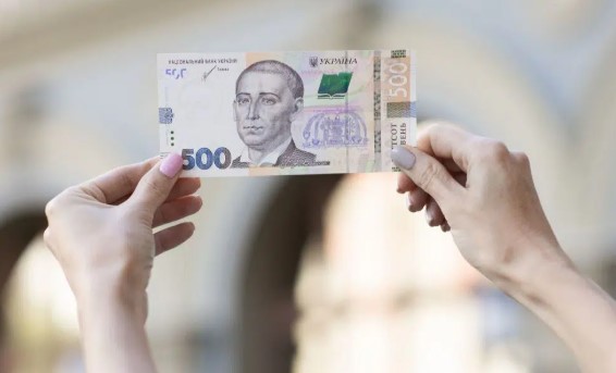 Чи варто зберігати заощадження в гривні: українцям порадили, куди вкладати гроші