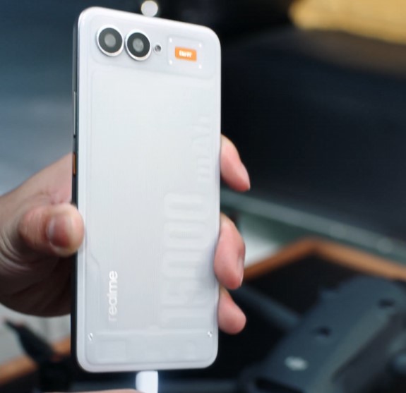 Смартфон realme з акумулятором на 15 000 мАг представлений офіційно