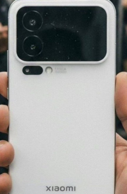 Xiaomi 16 Pro Max з двома екранами показали на «шпигунських» фото