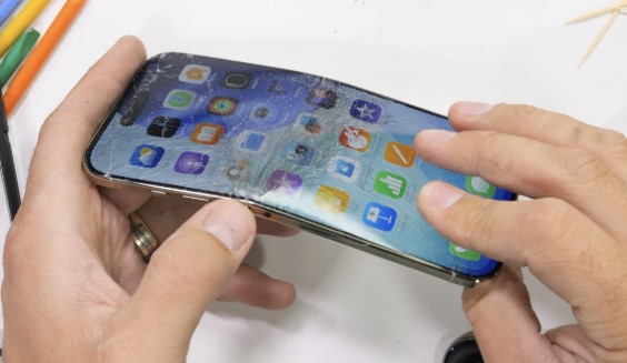 Ультратонкий iPhone Air вдалося зігнути, але не руками