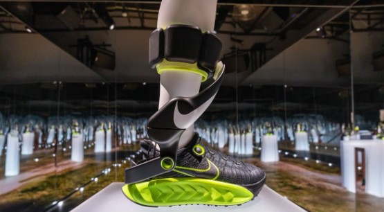 Нові роботизовані кросівки Nike роблять власника швидшим і сильнішим.